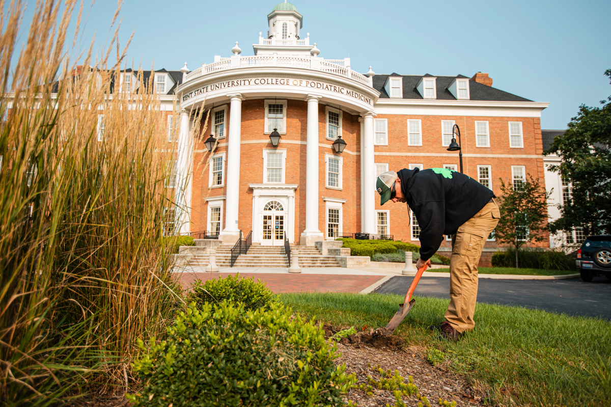 Commercial Landscaping Crew Maintenance Bed Edging College Kent State University 3